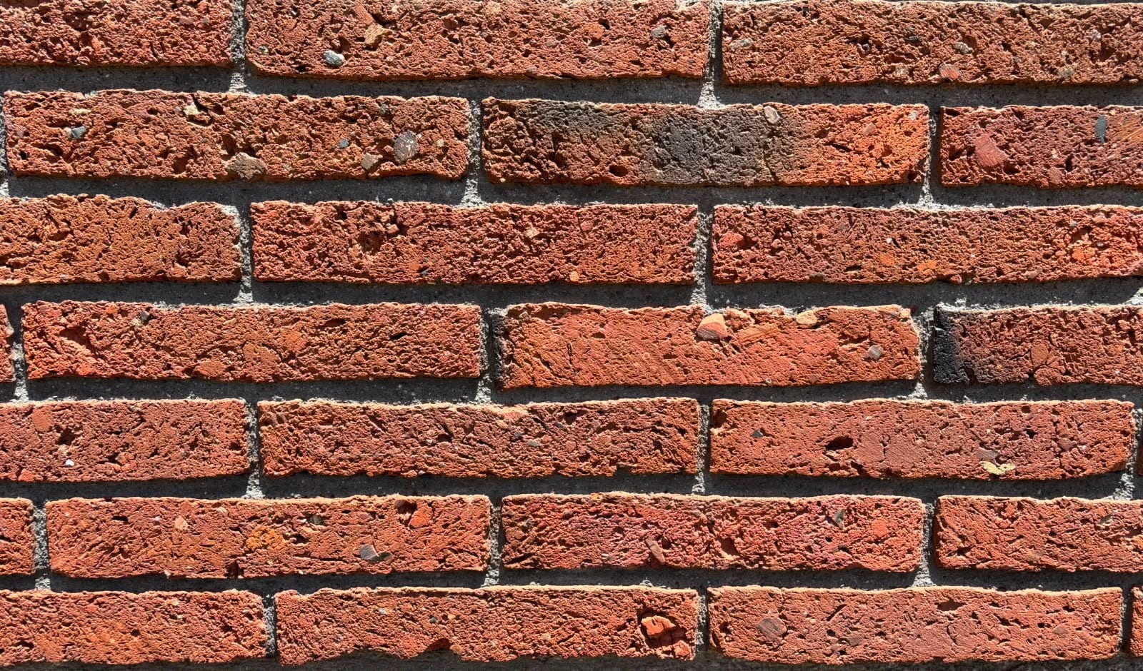 Enchape Colonial Viejo — textura instalada en muro envejecido