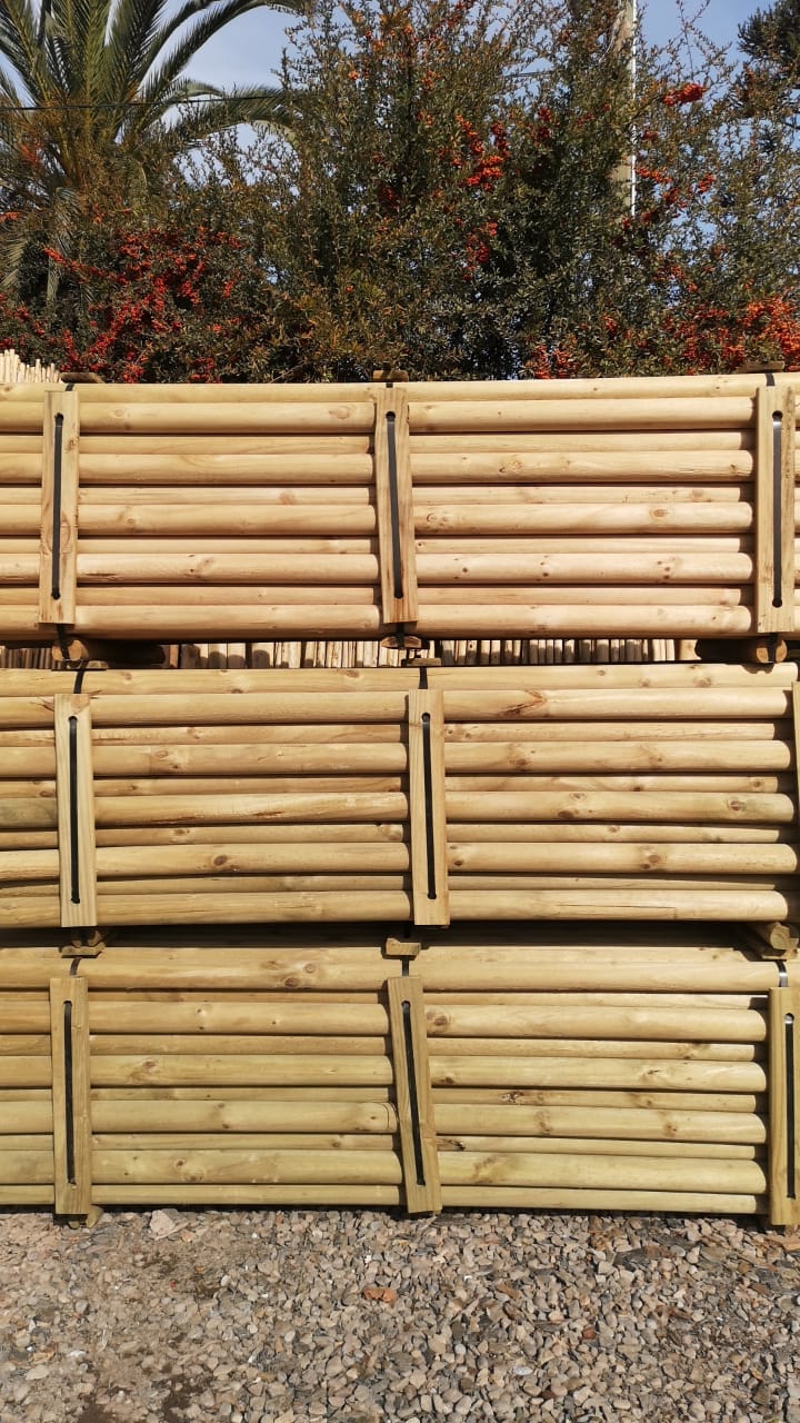 Polines — rollizos de madera verde apilados