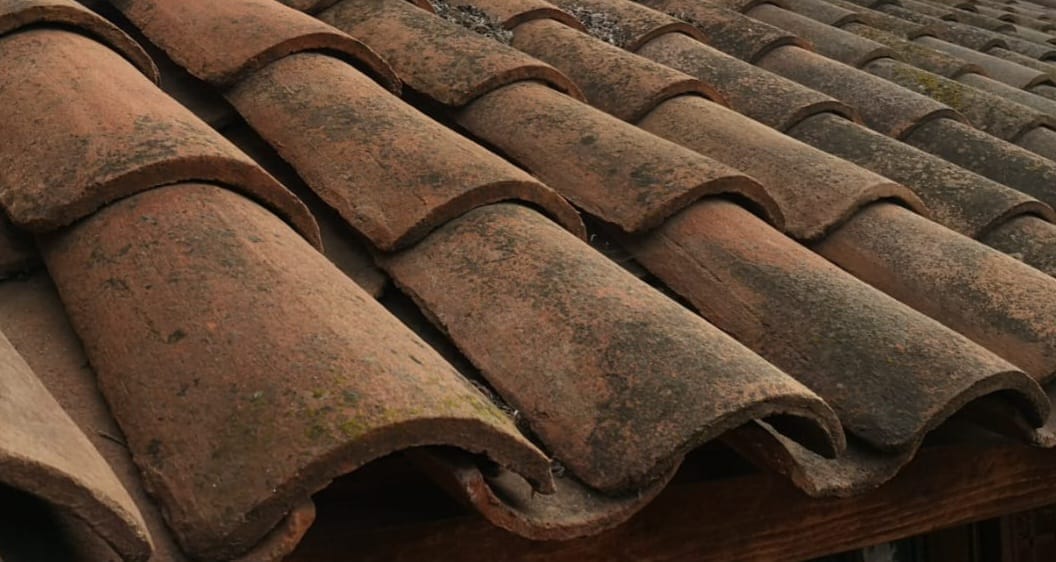 Teja Colonial Antigua — tejas antiguas recuperadas en techumbre